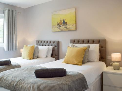OAK - Twin Bedroom