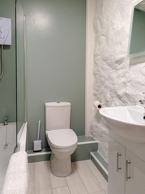 Arch Cottage - bathroom with shower