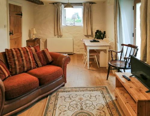 Arch Cottage - living room and dining area