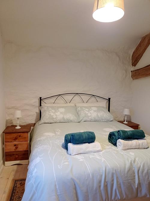 Arch Cottage - king size bed